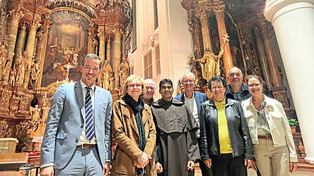Nach der Jahresversammlung des Fördervereins für die Karmeliten in Straubing ein Selfie in der Karmelitenkirche (v.l.): Schatzmeister Thomas Höpfl, Vorsitzende Monika Schneider-Stranninger, stellvertretender Vorsitzender Klaus Meixner, Prior Pater Joshy Vadakkekara, OB Markus Pannermayr, Beirätin Maria Stelzl, Kassenprüfer Andreas Fuchs und Beirätin Claudia Griessl. Nach der Jahresversammlung des Fördervereins für die Karmeliten in Straubing ein Selfie in der Karmelitenkirche (v.l.): Schatzmeister Thomas Höpfl, Vorsitzende Monika Schneider-Stranninger, stellvertretender Vorsitzender Klaus Meixner, Prior Pater Joshy Vadakkekara, OB Markus Pannermayr, Beirätin Maria Stelzl, Kassenprüfer Andreas Fuchs und Beirätin Claudia Griessl.