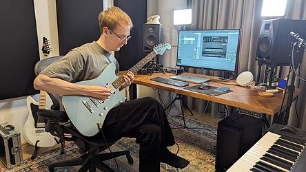 Simon Reitinger spielt in seinem Heim-Studio E-Gitarre. Sein Studio ist in vielen seiner Videos zu sehen. Simon Reitinger spielt in seinem Heim-Studio E-Gitarre. Sein Studio ist in vielen seiner Videos zu sehen.