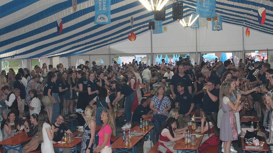 Zur Musik von Headless wurde ausgelassen gefeiert. Zur Musik von Headless wurde ausgelassen gefeiert.