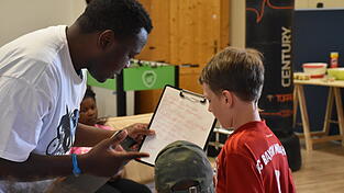 Beim Workshop im Jugendzentrum lernten die Kinder alles, was es für den eigenen Rap-Song braucht. Vor allem aber wollte ihnen Matondo die Bedeutung des Hip-Hops vermitteln. Beim Workshop im Jugendzentrum lernten die Kinder alles, was es für den eigenen Rap-Song braucht. Vor allem aber wollte ihnen Matondo die Bedeutung des Hip-Hops vermitteln.