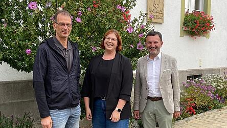Bürgermeister Markus Hofmann (r.) und Geschäftsführender Beamter Karl-Heinz Lummer mit der künftigen Leiterin der Stadtbibliothek, Simona Gogeißl. Bürgermeister Markus Hofmann (r.) und Geschäftsführender Beamter Karl-Heinz Lummer mit der künftigen Leiterin der Stadtbibliothek, Simona Gogeißl.