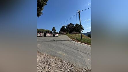Die Leitungen über der Straße bei Pöslasberg im Gemeindebereich Konzell Die Leitungen über der Straße bei Pöslasberg im Gemeindebereich Konzell