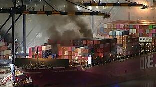 Am Freitagabend war das Feuer auf dem im Hafen von LA angedockten Schiff ausgebrochen, auch Container mit Gefahrstoffen brennen. Am Freitagabend war das Feuer auf dem im Hafen von LA angedockten Schiff ausgebrochen, auch Container mit Gefahrstoffen brennen.