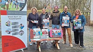 Bürgermeisterin Astrid Freudenstein (links) präsentierte gemeinsam mit Vertreterinnen und Vertretern des Amtes für kommunale Jugendarbeit und des Amtes für Sport und Freizeit das neue Ferienprogramm 'Funtime' für die Pfingst-, Sommer- und Herbstferien. Bürgermeisterin Astrid Freudenstein (links) präsentierte gemeinsam mit Vertreterinnen und Vertretern des Amtes für kommunale Jugendarbeit und des Amtes für Sport und Freizeit das neue Ferienprogramm 'Funtime' für die Pfingst-, Sommer- und Herbstferien.