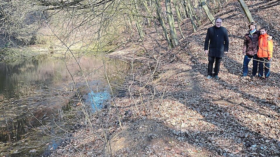 Nicht umkippen lassen: Max Kollmannsberger und Tatjana Merz besuchen einen der wohl belasteten Weiher in der Tegernheimer Schlucht. Nicht umkippen lassen: Max Kollmannsberger und Tatjana Merz besuchen einen der wohl belasteten Weiher in der Tegernheimer Schlucht.