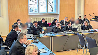 „Diese Menschen sind voller krimineller Energie“, sagt das 55-jährige Opfer über die vier Angeklagten. „Diese Menschen sind voller krimineller Energie“, sagt das 55-jährige Opfer über die vier Angeklagten.