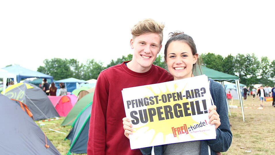 Die Besucher des Pfingst-Open-Airs in Salching sind schon in Feierlaune, aufgenommen von David Voltz am Freitag. Die Besucher des Pfingst-Open-Airs in Salching sind schon in Feierlaune, aufgenommen von David Voltz am Freitag.