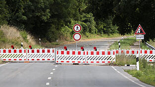 Der Landkreis sieht sich aufgrund akuter Gefahrenlage gezwungen, die Durchfahrt in dem gefährdeten Bereich zu sperren. (Symbolbild) Der Landkreis sieht sich aufgrund akuter Gefahrenlage gezwungen, die Durchfahrt in dem gefährdeten Bereich zu sperren. (Symbolbild)