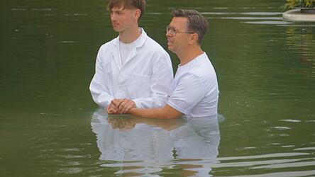 Eric Felker steht neben Pastor Andreas Wallmann und bekennt sich zu seinem Glauben. Eric Felker steht neben Pastor Andreas Wallmann und bekennt sich zu seinem Glauben.