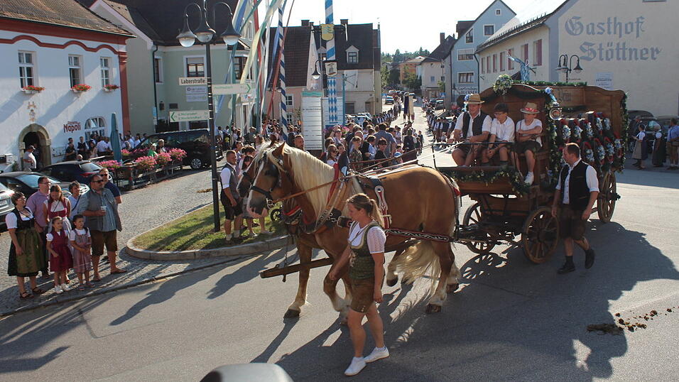 Simmerl und Franzl heißen die braven Pferde, die den Brauereiwagen ziehen. Simmerl und Franzl heißen die braven Pferde, die den Brauereiwagen ziehen.