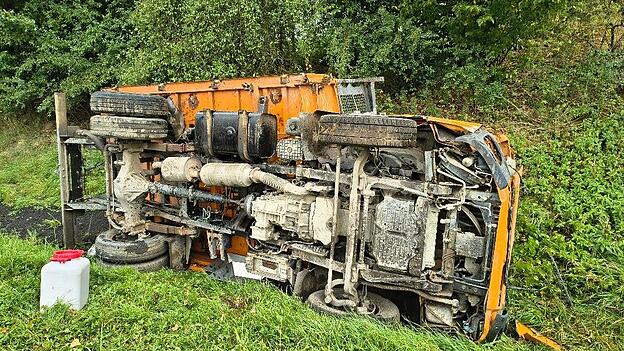 Der verunfallte Lastwagen. Der verunfallte Lastwagen.