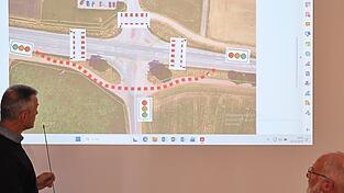 Rot gestrichelt die vom Staatlichen Bauamt angedachte Umfahrung an der B8-Kreuzung, im Norden die von Manfred Lichtl vorgeschlagene zweite Umleitung über Gemeindewege. Rot gestrichelt die vom Staatlichen Bauamt angedachte Umfahrung an der B8-Kreuzung, im Norden die von Manfred Lichtl vorgeschlagene zweite Umleitung über Gemeindewege.