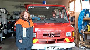 Die erste Feuerwehrkommandantin in der Geschichte Oberdeggenbachs: Claudia Buchner fühlt sich wohl in ihrer neuen Rolle. Die erste Feuerwehrkommandantin in der Geschichte Oberdeggenbachs: Claudia Buchner fühlt sich wohl in ihrer neuen Rolle.