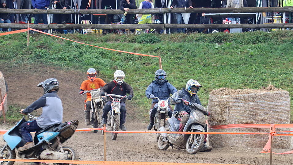 Am Samstag wurde die sechste Auflage des Schwarzacher Mofa-Cross-Rennens ausgetragen. Am Samstag wurde die sechste Auflage des Schwarzacher Mofa-Cross-Rennens ausgetragen.
