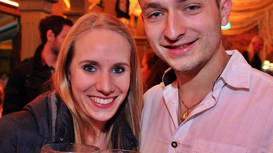 Die Frühjahrsdult 2017 in Landshut neigt sich dem Ende entgegen. Grund genug, noch einmal richtig in den Bierzelten zu feiern - abgerundet vom traditionellen Feuerwerk. Die Frühjahrsdult 2017 in Landshut neigt sich dem Ende entgegen. Grund genug, noch einmal richtig in den Bierzelten zu feiern - abgerundet vom traditionellen Feuerwerk.