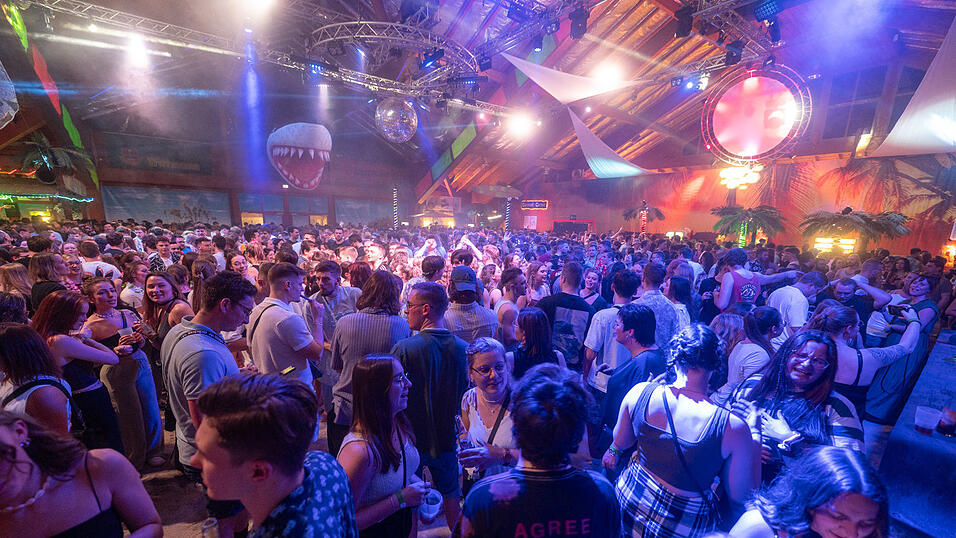 Volles Haus: Die '90s Goes Millennium'-Beachparty in der Stadthalle am vergangenen Samstag war total ausverkauft. Volles Haus: Die '90s Goes Millennium'-Beachparty in der Stadthalle am vergangenen Samstag war total ausverkauft.