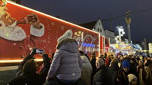 Riesiger Andrang beim Coca-Cola-Truck auf dem Theresienplatz. Riesiger Andrang beim Coca-Cola-Truck auf dem Theresienplatz.