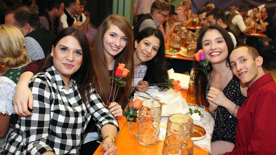 Die Frühjahrsdult 2017 in Landshut neigt sich dem Ende entgegen. Grund genug, noch einmal richtig in den Bierzelten zu feiern - abgerundet vom traditionellen Feuerwerk. Die Frühjahrsdult 2017 in Landshut neigt sich dem Ende entgegen. Grund genug, noch einmal richtig in den Bierzelten zu feiern - abgerundet vom traditionellen Feuerwerk.
