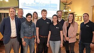 Petra Gronau (4. v. r.) und Johannes Gronau (Mitte) wurden einstimmig als neue Vorsitzende von „Landau gefällt mir“ gewählt. Petra Gronau (4. v. r.) und Johannes Gronau (Mitte) wurden einstimmig als neue Vorsitzende von „Landau gefällt mir“ gewählt.