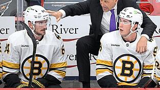 Auf Erfolgskurs: Boston-Trainer Marco Sturm (Mitte) mit Tanner Jeannot (links) und Fraser Minten. Auf Erfolgskurs: Boston-Trainer Marco Sturm (Mitte) mit Tanner Jeannot (links) und Fraser Minten.