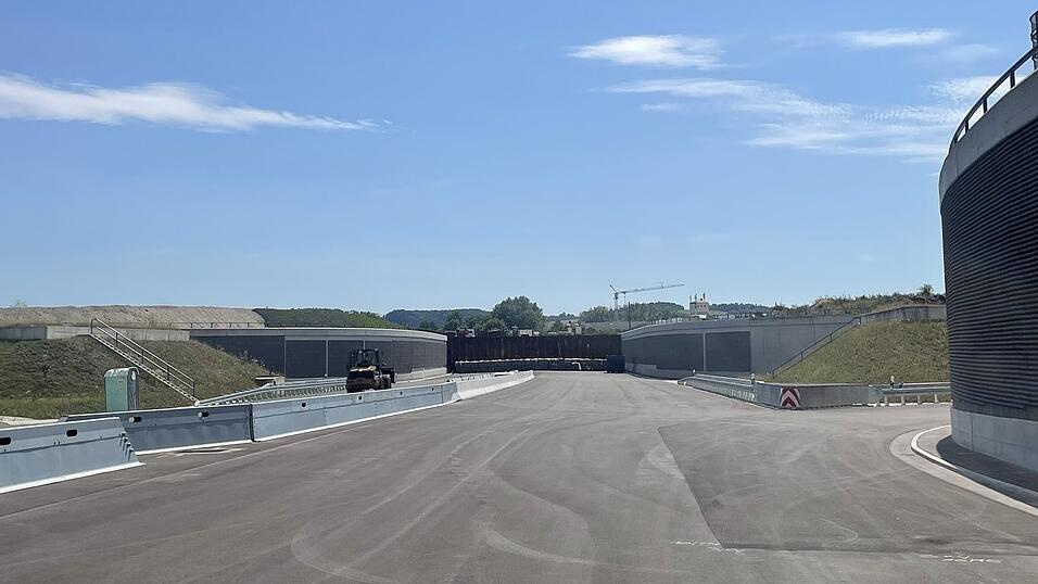 Aus Richtung Regensburg kommend verteilt die neue Anschlussstelle den Verkehr nach München oder (hier rechts) nach Deggendorf. Hinter den Spundwänden soll im nächsten Bauabschnitt die B15neu weiter über die Isar und dann entweder mittels Tunnel oder Trogbauwerk durch die Isarhangleiten Richtung Geisenhausen geführt. Aus Richtung Regensburg kommend verteilt die neue Anschlussstelle den Verkehr nach München oder (hier rechts) nach Deggendorf. Hinter den Spundwänden soll im nächsten Bauabschnitt die B15neu weiter über die Isar und dann entweder mittels Tunnel oder Trogbauwerk durch die Isarhangleiten Richtung Geisenhausen geführt.