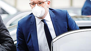 In ihrem Bericht wirft die Sonderbeauftragte Margaretha Sudhof Jens Spahn unter anderem vor, bei der Maskenbeschaffung persönliche Ambitionen vor das Interesse der Allgemeinheit gestellt zu haben. In ihrem Bericht wirft die Sonderbeauftragte Margaretha Sudhof Jens Spahn unter anderem vor, bei der Maskenbeschaffung persönliche Ambitionen vor das Interesse der Allgemeinheit gestellt zu haben.