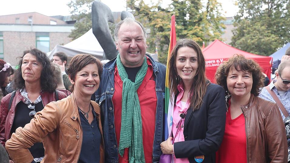 Knapp 2.000 Teilnehmer feierten am Samstag in Landhut den ersten Christopher-Street-Day Niederbayerns. Knapp 2.000 Teilnehmer feierten am Samstag in Landhut den ersten Christopher-Street-Day Niederbayerns.