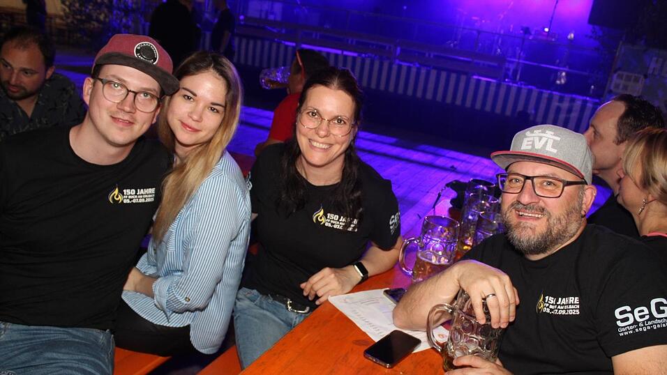 Zur Musik von Headless wurde ausgelassen gefeiert. Zur Musik von Headless wurde ausgelassen gefeiert.