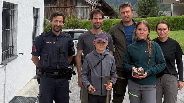 Andrea, Andreas, Anton und Resi Rothfischer fuhren nach Neustift, um die Gegenstände persönlich entgegenzunehmen. Andrea, Andreas, Anton und Resi Rothfischer fuhren nach Neustift, um die Gegenstände persönlich entgegenzunehmen.