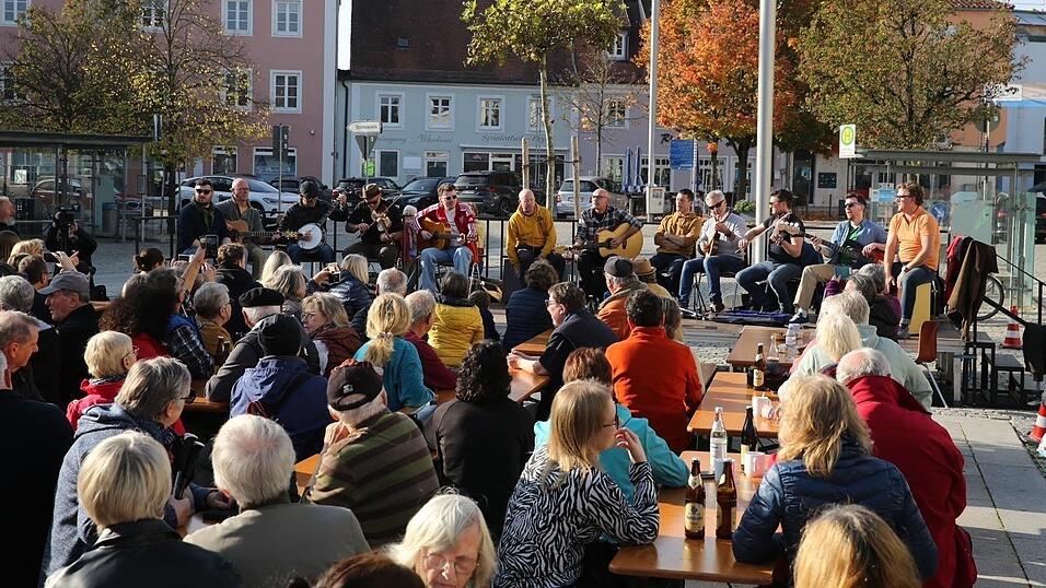 Auch auf dem Stadtplatz sorgten die irischen Gäste für Stimmung. Auch auf dem Stadtplatz sorgten die irischen Gäste für Stimmung.