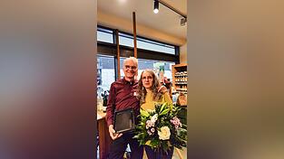 Reinhard Gromotka gründete bereits als Student die Tagwerk-Genossenschaft. Heute führt er den Biomarkt in Landshut mit seiner Frau Anita. Reinhard Gromotka gründete bereits als Student die Tagwerk-Genossenschaft. Heute führt er den Biomarkt in Landshut mit seiner Frau Anita.