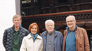 Heribert Wirth (Zweiter von rechts) und Margit Wirth freuten sich, dass die Oldtimerfreunde von Professor Dr. Alois Fürst (rechts) und Rallye-Legende Walter Röhrl den Nepal Himalaya Park besuchten. Heribert Wirth (Zweiter von rechts) und Margit Wirth freuten sich, dass die Oldtimerfreunde von Professor Dr. Alois Fürst (rechts) und Rallye-Legende Walter Röhrl den Nepal Himalaya Park besuchten.