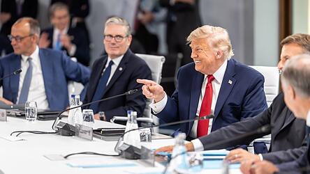 Auf dem Gipfeltreffen der G7 im französischen Évian haben es die Staats- und Regierungschefs geschafft, US-Präsident Donald Trump (3.v.i.) bei Laune zu halten. Auf dem Gipfeltreffen der G7 im französischen Évian haben es die Staats- und Regierungschefs geschafft, US-Präsident Donald Trump (3.v.i.) bei Laune zu halten.