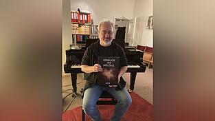 Stefan Lang gibt mit seinem Kalender „Einblick ins Weltall“. Stefan Lang gibt mit seinem Kalender „Einblick ins Weltall“.