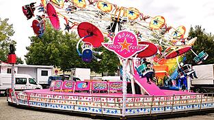 Nicht auf jedem Volksfest zu finden, aber besonders für das junge Publikum eine Attraktion sind Fahrgeschäfte, wie hier in Moosburg. Nicht auf jedem Volksfest zu finden, aber besonders für das junge Publikum eine Attraktion sind Fahrgeschäfte, wie hier in Moosburg.