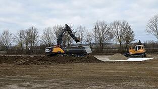 Der Baustart für das Großprojekt ist erfolgt: Erste Erdarbeiten für den Neubau von Feuerwehrhaus und Bauhof sind angelaufen. Der Baustart für das Großprojekt ist erfolgt: Erste Erdarbeiten für den Neubau von Feuerwehrhaus und Bauhof sind angelaufen.
