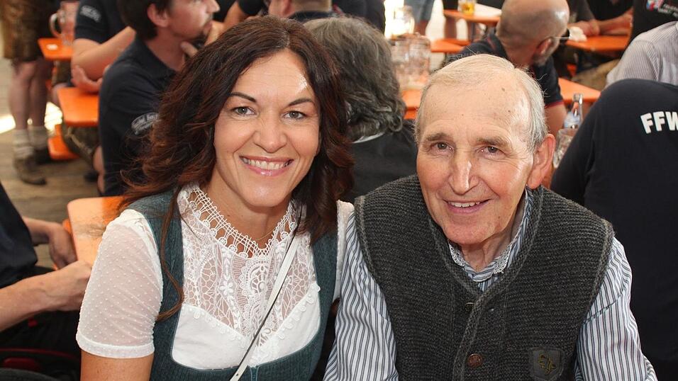 Zur Musik von Headless wurde ausgelassen gefeiert. Zur Musik von Headless wurde ausgelassen gefeiert.