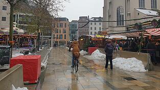 Im Sicherheitsbeirat gab es den Vorschlag, man könne doch befristet während des Christkindlmarktes Radfahrer von 12 bis 22 Uhr ausschließen. Im Sicherheitsbeirat gab es den Vorschlag, man könne doch befristet während des Christkindlmarktes Radfahrer von 12 bis 22 Uhr ausschließen.