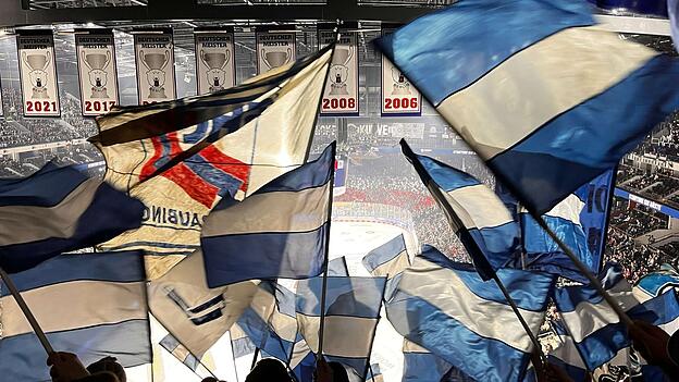 Von Beginn an geben die Fans der Straubing Tigers Vollgas. Weiter so! Von Beginn an geben die Fans der Straubing Tigers Vollgas. Weiter so!