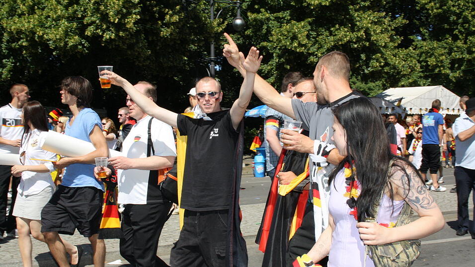 Christian Fertl war am Sonntag auf der Fanmeile in Berlin und erlebte dort das Achtelfinale gegen England auf Großleinwand. Christian Fertl war am Sonntag auf der Fanmeile in Berlin und erlebte dort das Achtelfinale gegen England auf Großleinwand.