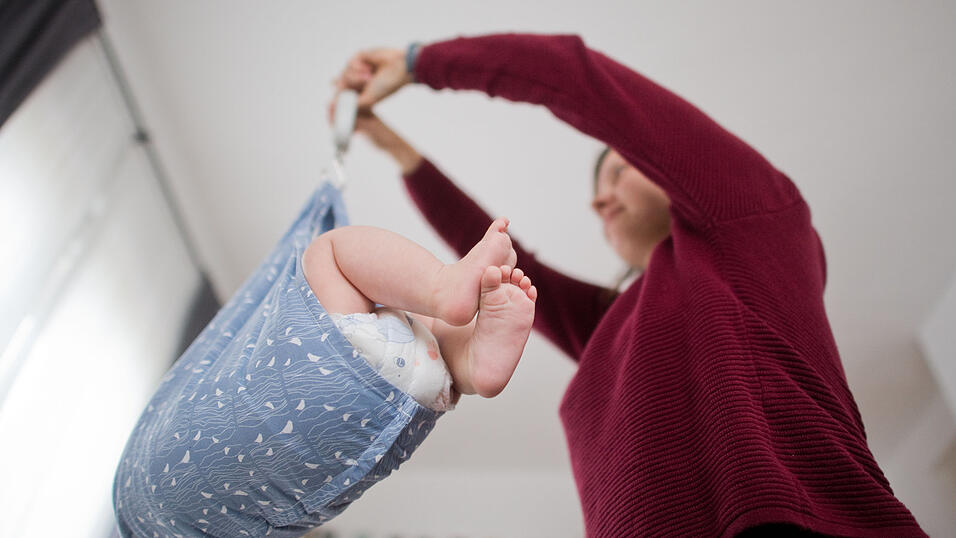 Eine Hebamme für die Vor- und Nachsorge von Mutter und Kind zu finden, wird im Landkreis immer schwerer. Deshalb starten viele werdende Eltern die Suche schon während der ersten Schwangerschaftswochen. Eine Hebamme für die Vor- und Nachsorge von Mutter und Kind zu finden, wird im Landkreis immer schwerer. Deshalb starten viele werdende Eltern die Suche schon während der ersten Schwangerschaftswochen.