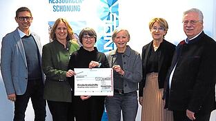Andreas Moßandl, Miriam Moßandl, Elisabeth Schneider, Ulrike Eckhart, Rosmarie Baumgartner und Siegfried Moßandl bei der Spendenübergabe: „Unglaublich, was ihr bewegt“! Diese Aussage gilt für beide Seiten. Andreas Moßandl, Miriam Moßandl, Elisabeth Schneider, Ulrike Eckhart, Rosmarie Baumgartner und Siegfried Moßandl bei der Spendenübergabe: „Unglaublich, was ihr bewegt“! Diese Aussage gilt für beide Seiten.