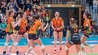 Erneut jubeln wollen die NawaRo-Volleyballerinnen am Samstagabend in der heimischen Turmair Volleyballarena im Derby gegen den TV Dingolfing. Erneut jubeln wollen die NawaRo-Volleyballerinnen am Samstagabend in der heimischen Turmair Volleyballarena im Derby gegen den TV Dingolfing.