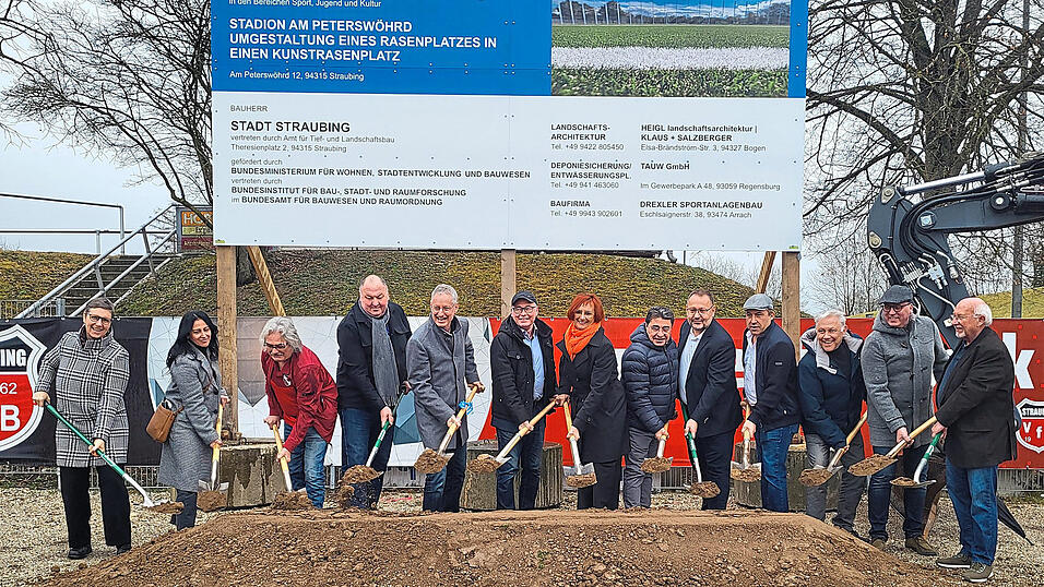 Nach jahrelanger Planung konnte der erste Spatenstich in großer Ausführung stattfinden. Hier nahmen die Schaufel in die Hand: MdB Erhard Grundl (4.v.l.), Oberbürgermeister Markus Pannermayr (5.v.l.), Landwirtschaftsarchitektin Doris Drummer (links), Bürgermeister Albert Solleder (3.v.r.) und Werner Schäfer (rechts) sowie die Leiterin des Tiefbauamts, Christina Pop (Mitte), zusammen mit Vertretern der Sportvereine und der Stadt Straubing Nach jahrelanger Planung konnte der erste Spatenstich in großer Ausführung stattfinden. Hier nahmen die Schaufel in die Hand: MdB Erhard Grundl (4.v.l.), Oberbürgermeister Markus Pannermayr (5.v.l.), Landwirtschaftsarchitektin Doris Drummer (links), Bürgermeister Albert Solleder (3.v.r.) und Werner Schäfer (rechts) sowie die Leiterin des Tiefbauamts, Christina Pop (Mitte), zusammen mit Vertretern der Sportvereine und der Stadt Straubing
