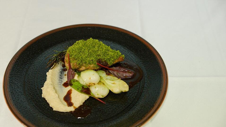 Enis Topalovic, empfiehlt eine Fasanenbrust im Kräutermantel auf getrüffelter Selleriecreme, Pak Choi Gemüse und Rotwein-Schalotten-Jus. Enis Topalovic, empfiehlt eine Fasanenbrust im Kräutermantel auf getrüffelter Selleriecreme, Pak Choi Gemüse und Rotwein-Schalotten-Jus.