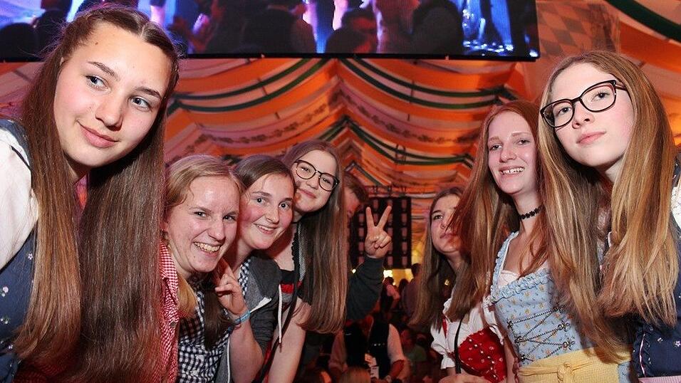 Die Frühjahrsdult 2017 in Landshut neigt sich dem Ende entgegen. Grund genug, noch einmal richtig in den Bierzelten zu feiern - abgerundet vom traditionellen Feuerwerk. Die Frühjahrsdult 2017 in Landshut neigt sich dem Ende entgegen. Grund genug, noch einmal richtig in den Bierzelten zu feiern - abgerundet vom traditionellen Feuerwerk.