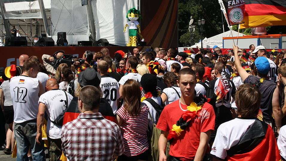 Christian Fertl war am Sonntag auf der Fanmeile in Berlin und erlebte dort das Achtelfinale gegen England auf Großleinwand. Christian Fertl war am Sonntag auf der Fanmeile in Berlin und erlebte dort das Achtelfinale gegen England auf Großleinwand.