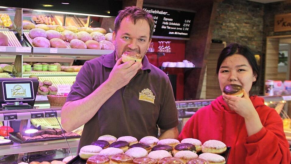 Ulli Kraus genießt auch selbst gern seine Krapfen. Am beliebtesten sind die klassischen mit Puderzucker. Ulli Kraus genießt auch selbst gern seine Krapfen. Am beliebtesten sind die klassischen mit Puderzucker.
