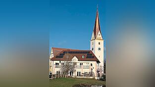 Der renovierte Turm der Pfarrkirche Sankt Stephanus in Straßkirchen glänzt in der Sonne. Im Frühjahr stehen noch weitere Sanierungsarbeiten an. Der renovierte Turm der Pfarrkirche Sankt Stephanus in Straßkirchen glänzt in der Sonne. Im Frühjahr stehen noch weitere Sanierungsarbeiten an.
