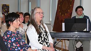 Die Künstlerinnen Christine Hohenstein (l.) und Malinda Dee McDonald freuten sich über das große Interesse an ihren Werken. Bianca Lederer bereicherte die Vernissage musikalisch. Die Künstlerinnen Christine Hohenstein (l.) und Malinda Dee McDonald freuten sich über das große Interesse an ihren Werken. Bianca Lederer bereicherte die Vernissage musikalisch.